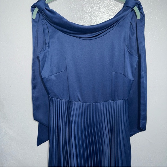 Closet londen  Blue Sheath Dress with Cowl Neck and cape like sleeves - Picture 1 of 10